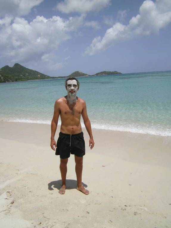 O último banho de lama de Dominica, em Paradise Beach, no sul de Carriacou, ilha ao norte de Granada